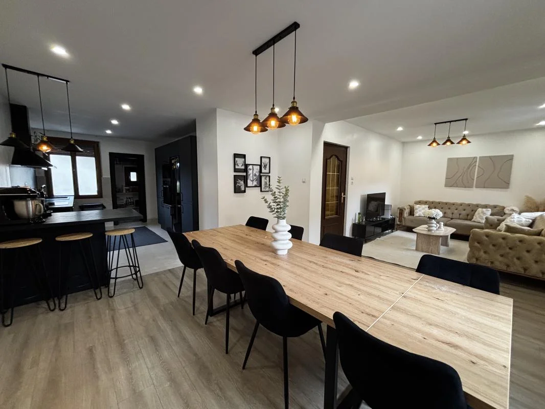 Cuisine ouverte et salle à manger de la maison rénovée proposée à Châtenois.